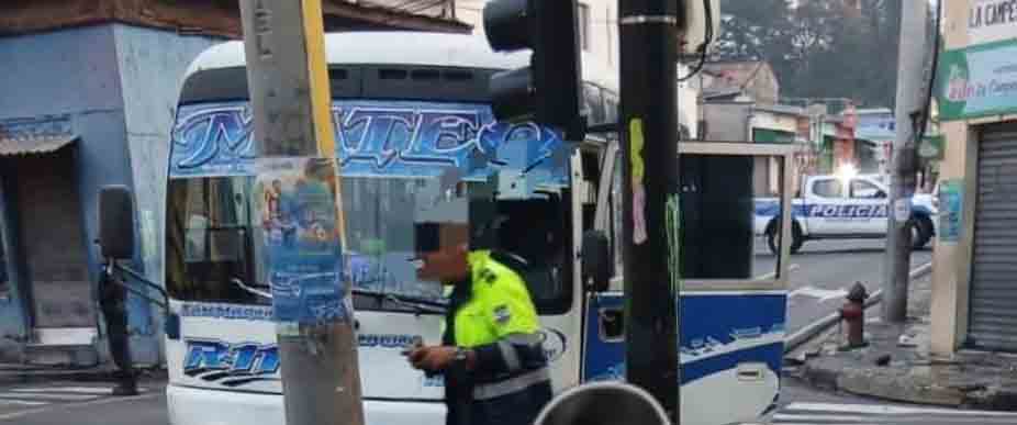 Microbusero atropella y le quita la vida a agente del CAM en San Salvador
