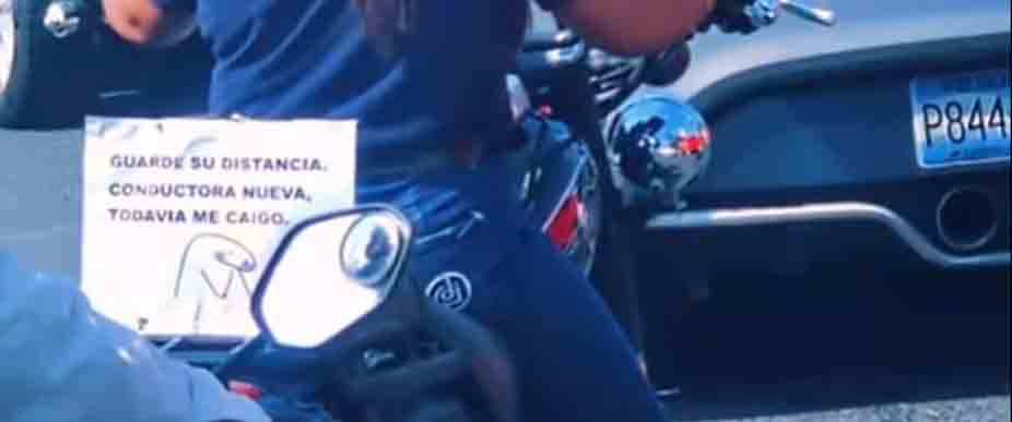 Una biker lanza curioso mensaje en las calles » soy nueva y todavía me caigo»