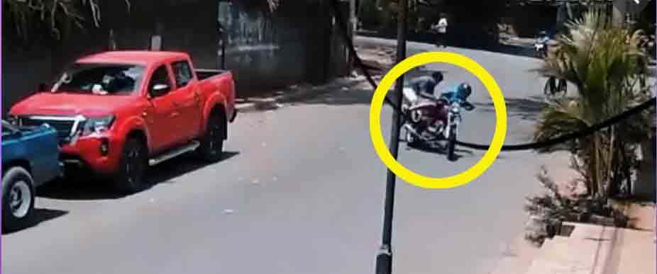 Biker y su acompañante sin casco salen ilesos de accidente