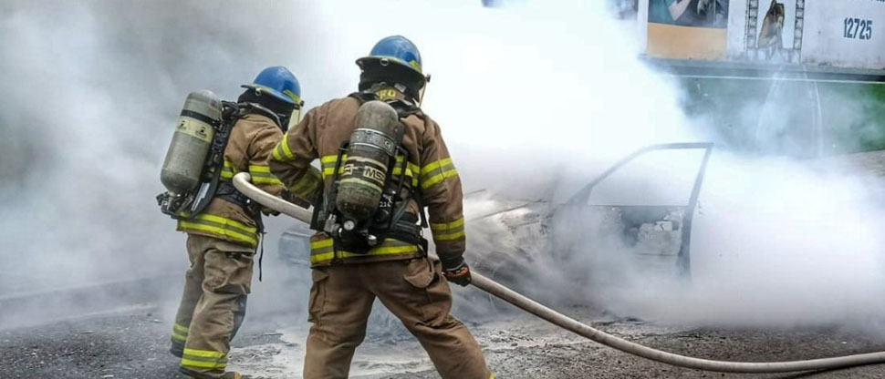 Incendio reduce a cenizas un vehículo en Usulután