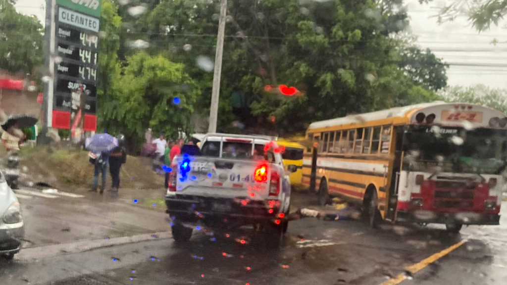 Joven muere atropellada por un bus en las cercanías de la Universidad de El Salvador