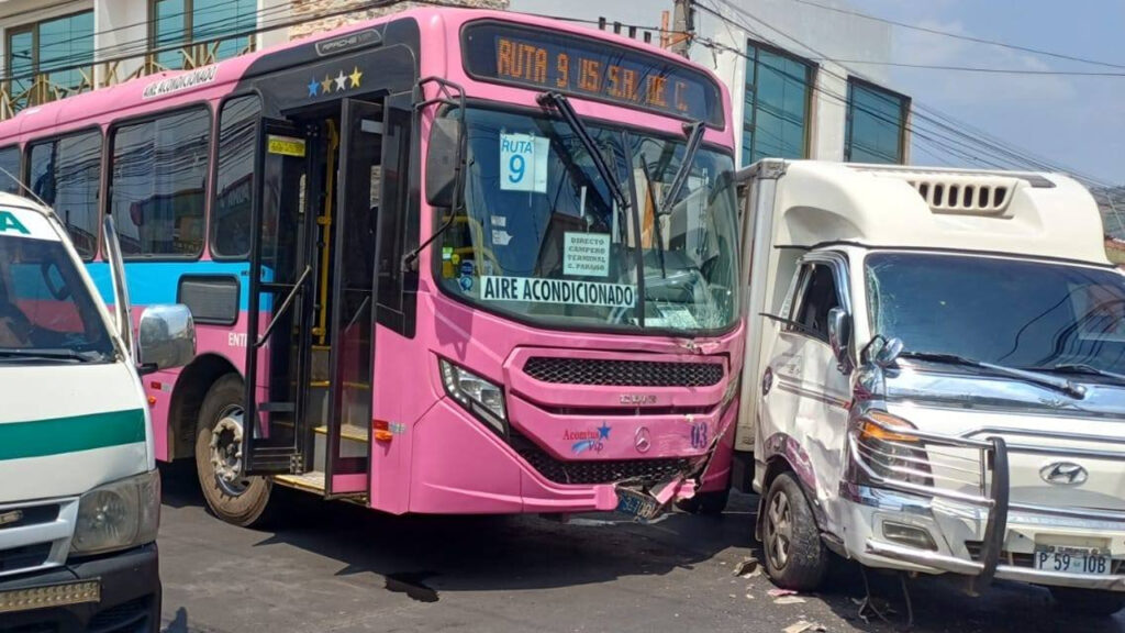 Tres lesionados deja aparatoso accidente en Santa Ana