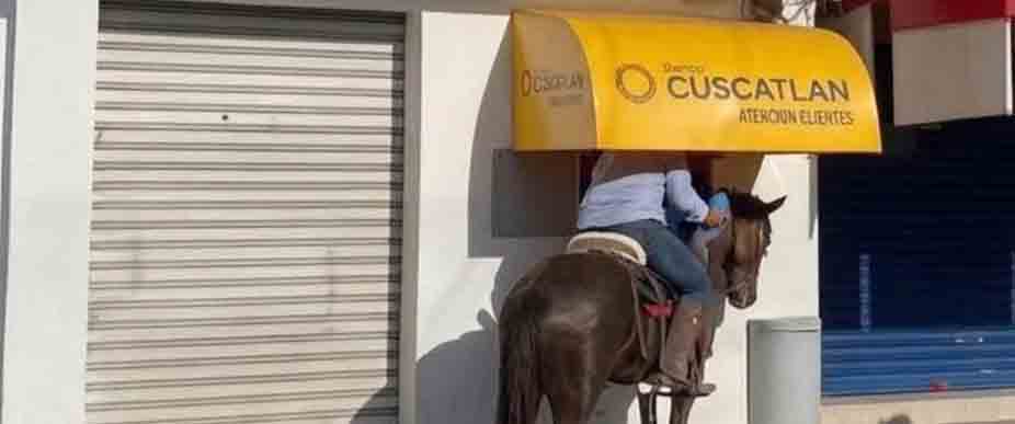 Hombre llega a cajero sin bajarse del caballo en Ilobasco