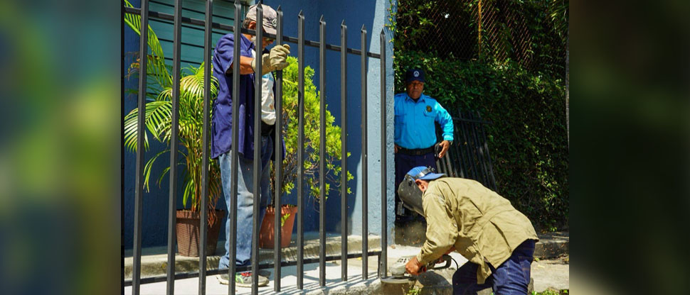 Retiran barandal de vivienda en colonia de san salvador para recuperar la acera