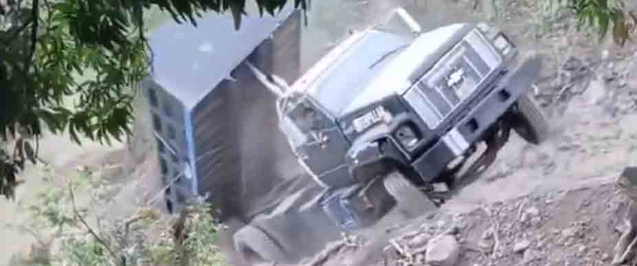 Graban el momento exacto que un camión vuelca en Morazán