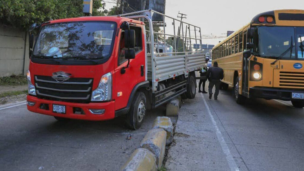 Camión se sale de la vía y provoca caos vehicular en la Panamericana