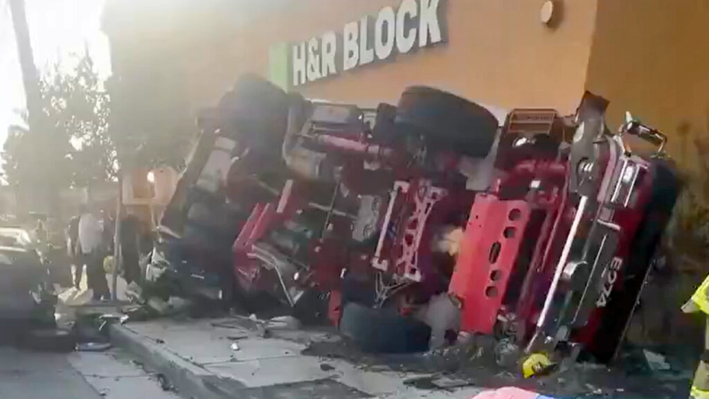 Camión de bomberos se accidenta y dos tripulantes resultan lesionados en California