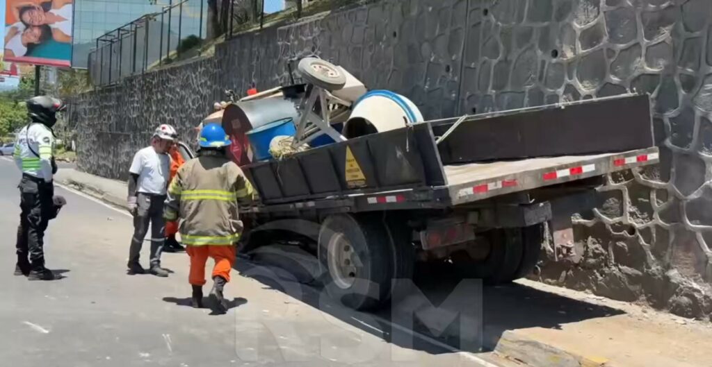 Camión se queda sin frenos y se accidenta en Los Próceres, San Salvador