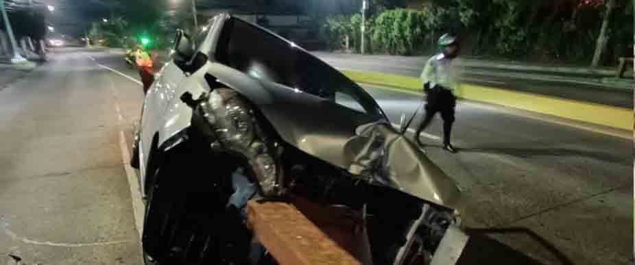 Conductor impacta en separador del paso a desnivel y huye