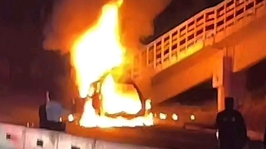 Carro es reducido a chatarra tras incendiarse en la carretera al Puerto