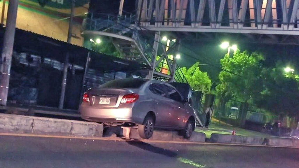 Carro queda atascado sobre separadores tras accidentarse en Ilopango