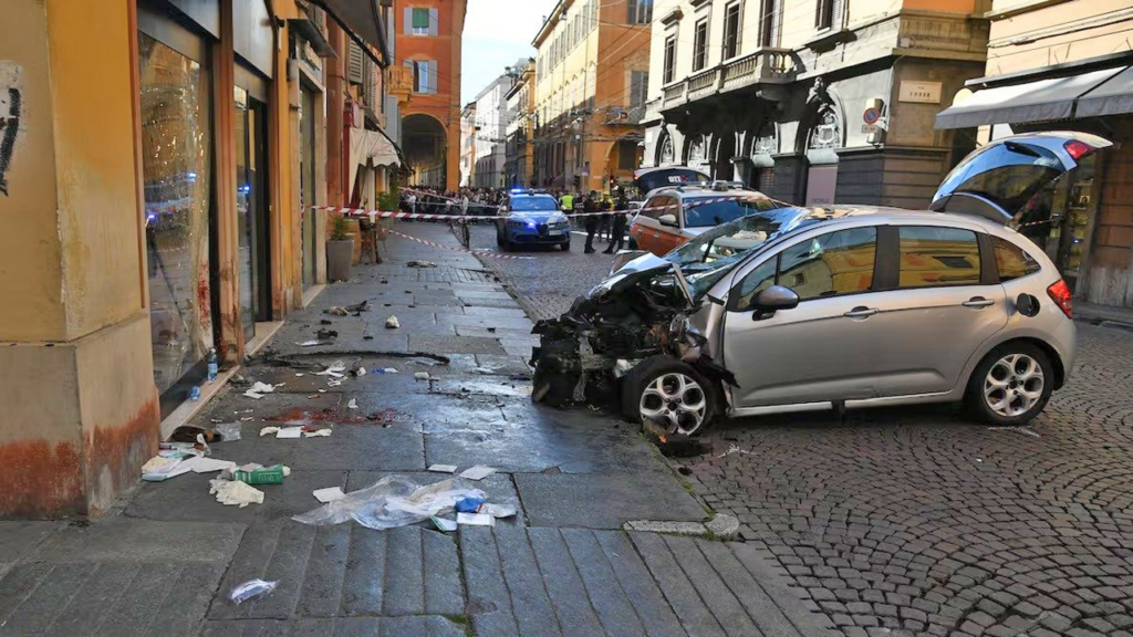Italia: sujeto embiste a una multitud con su vehículo y ocho personas resultan lesionadas