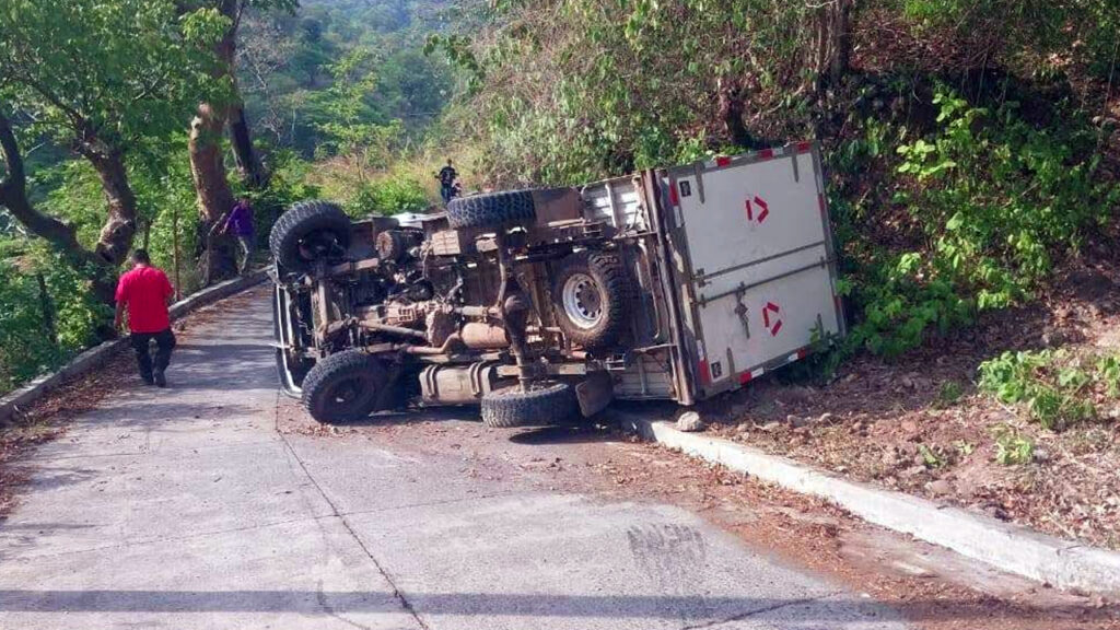 Conductor pierde el control al descender por una pendiente y termina volcando
