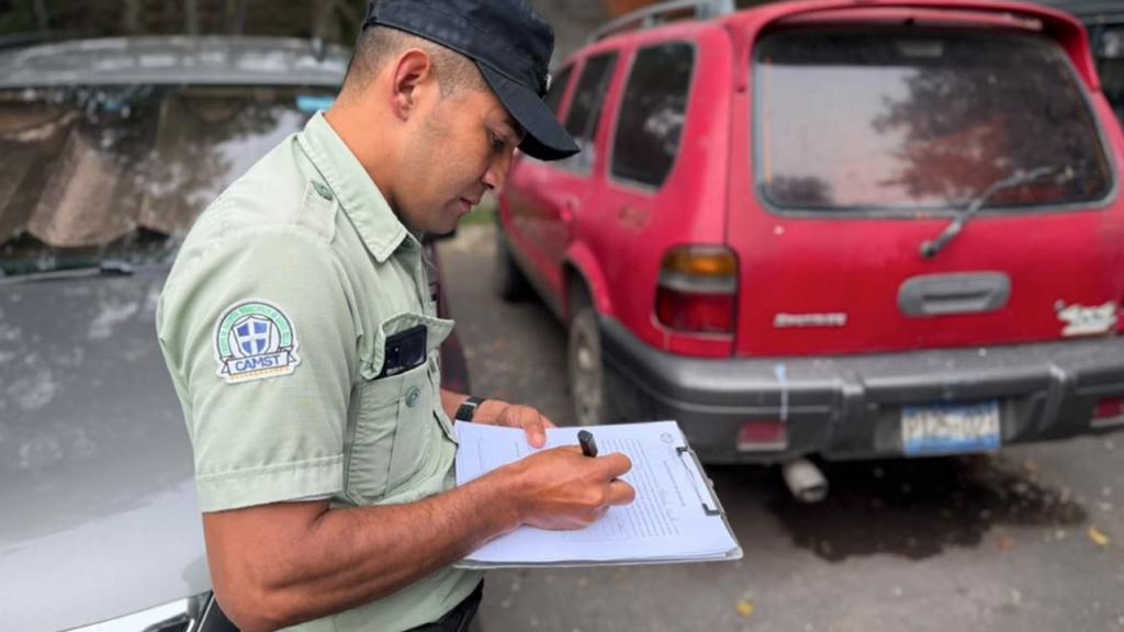 Dan ultimátum a propietarios de vehículos abandonados en las calles de Santa Tecla