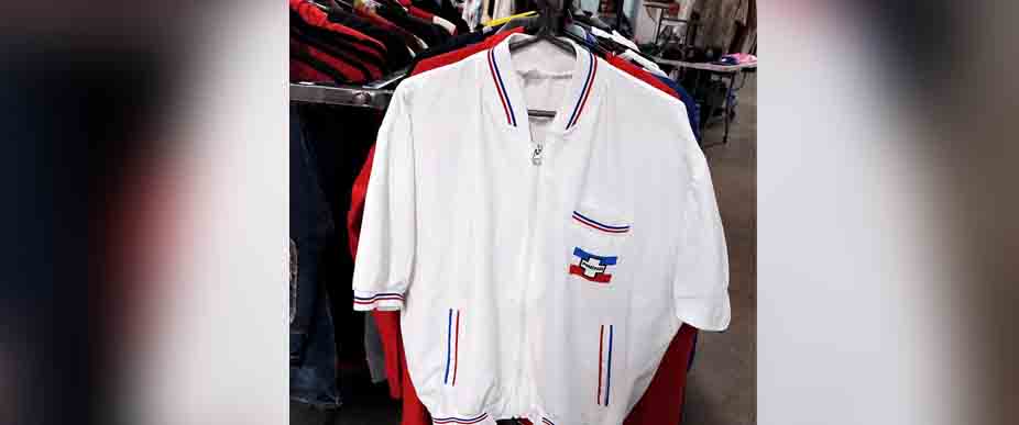 Colocan a la venta chaleco de ARENA por $200