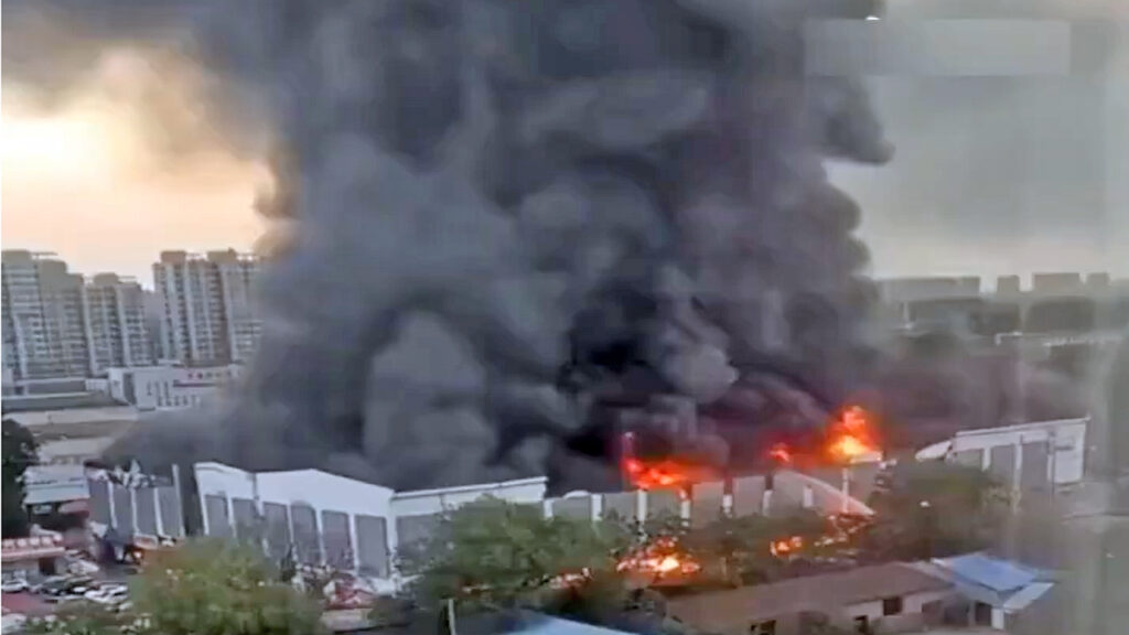 Severos daños materiales deja incendio en un complejo comercial de China