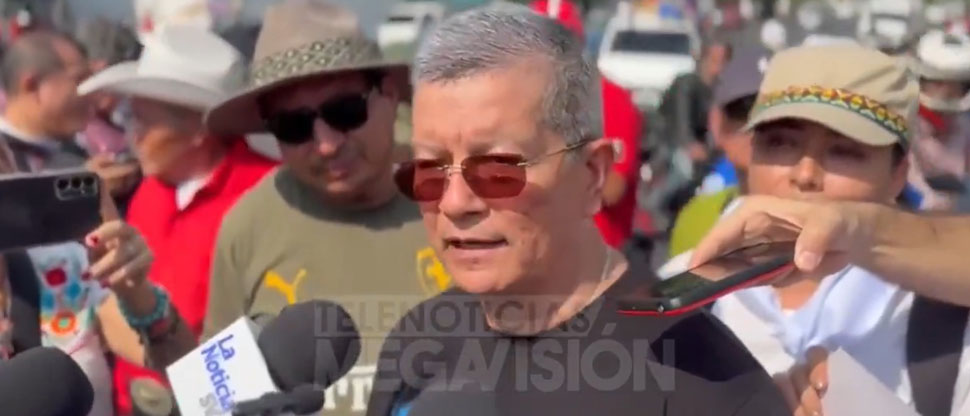 Chino Flores está molesto porque hay poca gente en la marcha organizada por el FMLN
