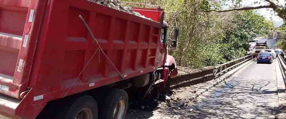 Conductor de camión impacta contra puente en Anamorós