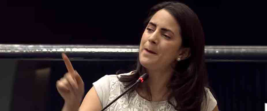 Claudia Ortiz le molesta que los estudiantes lleguen «bien peinados y con sus zapatos limpios»