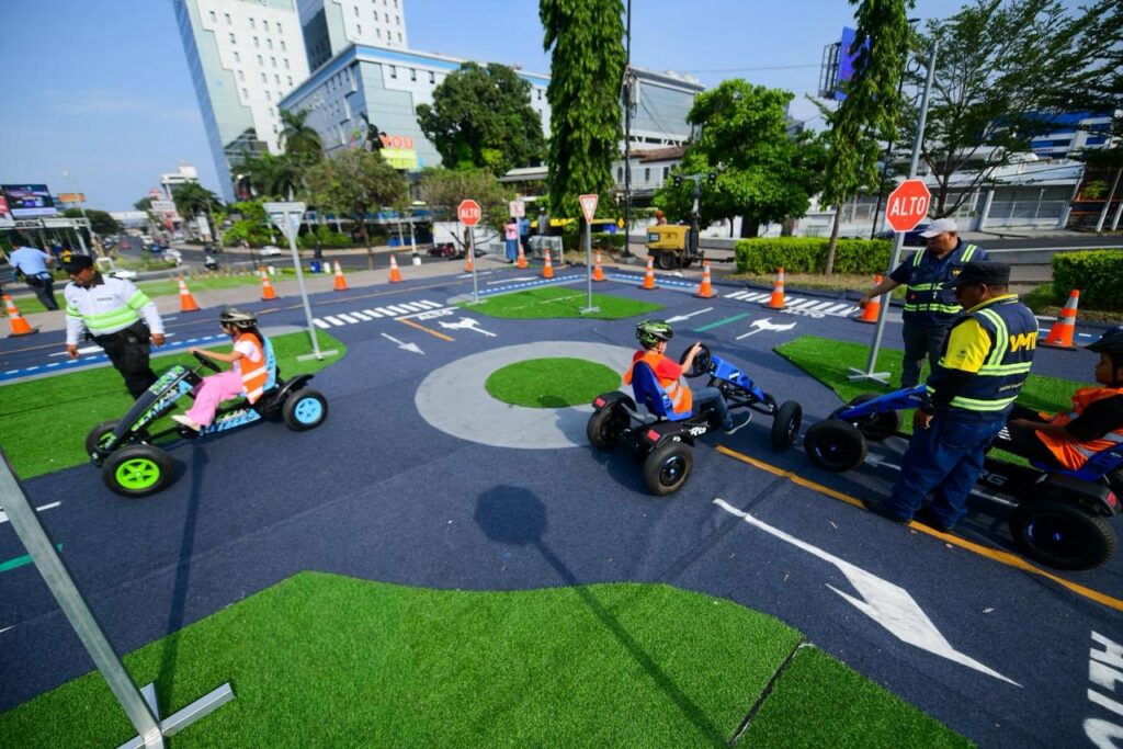 VMT imparte clases de manejo a niños en el Salvador del Mundo