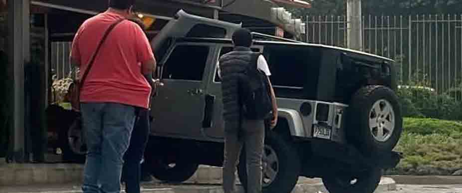 Conductor «mete» su camioneta en popular restaurante de pollo