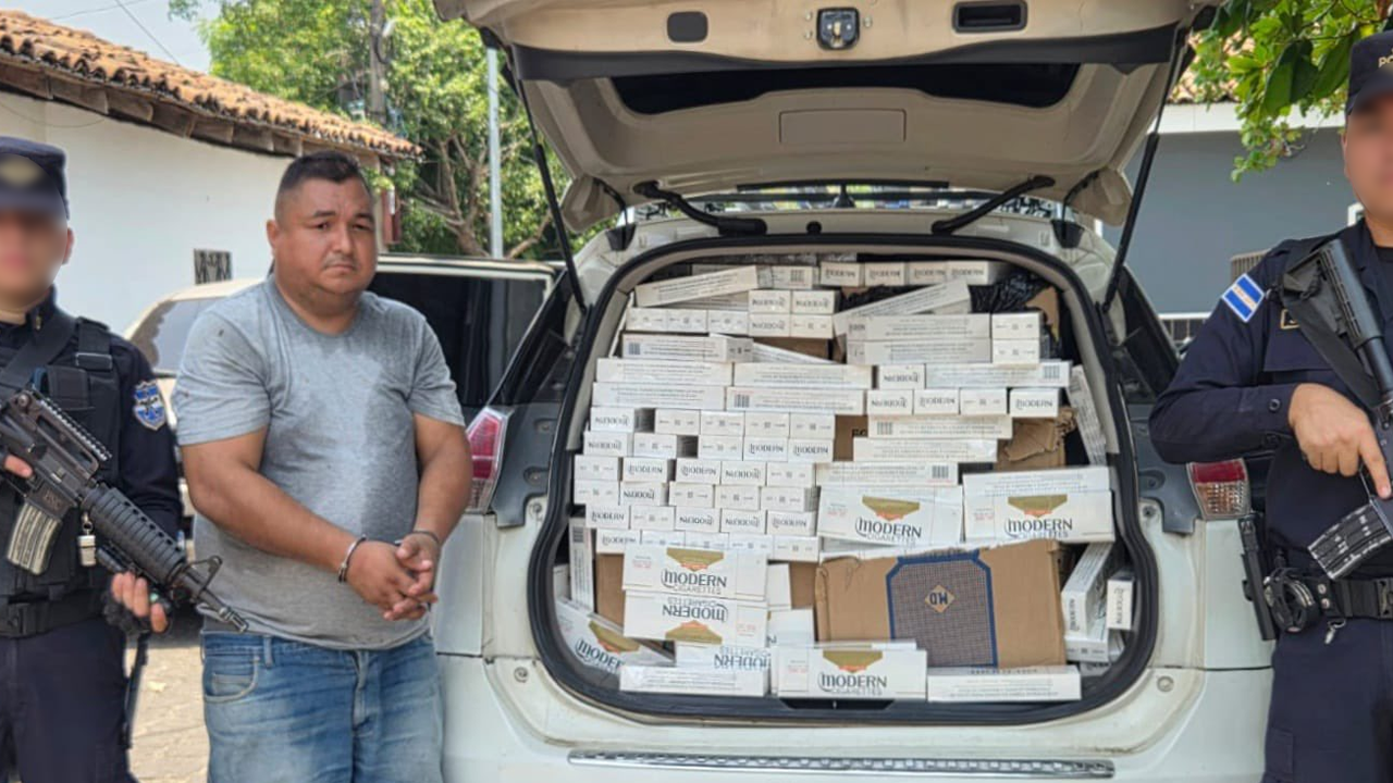 Cae contrabandista: manejaba una camioneta topada con cajas de mercadería ilícita