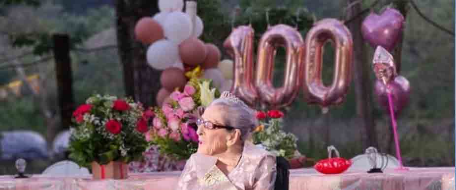 Doña Milagros llega a los 100 años al lado de su familia