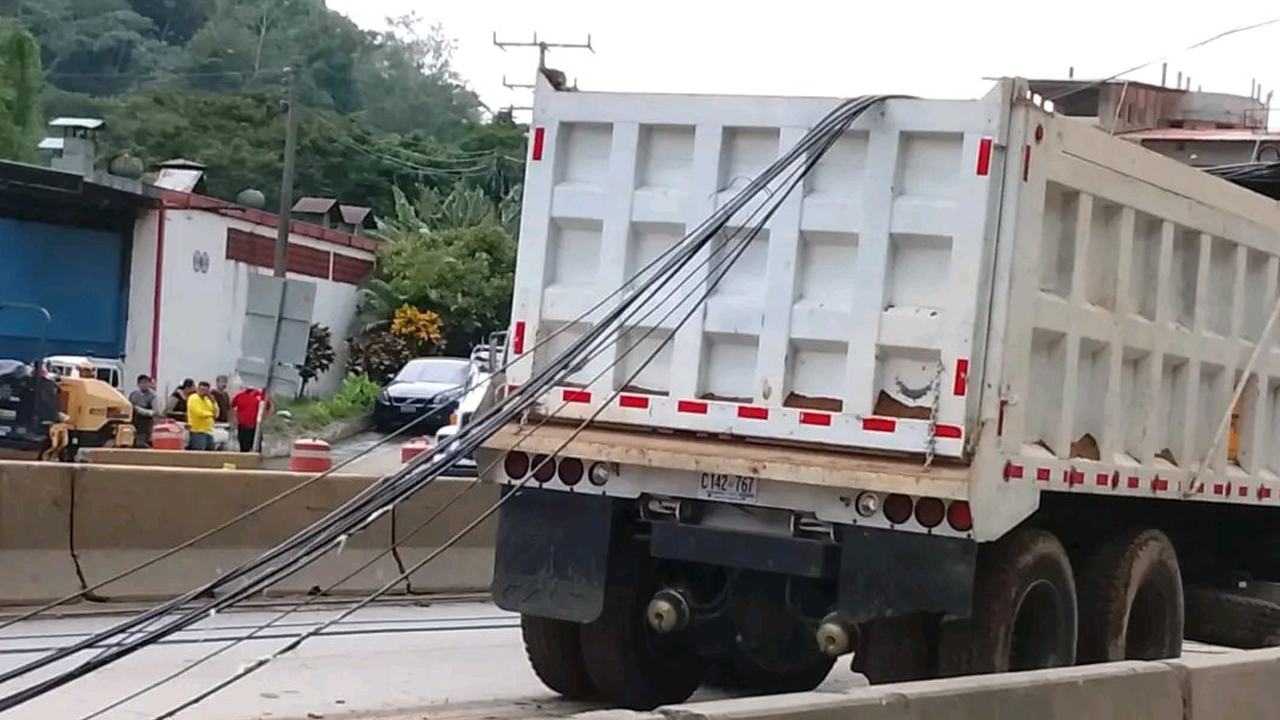 Camión se pasa llevando un poste y parte del tendido eléctrico en Los Chorros
