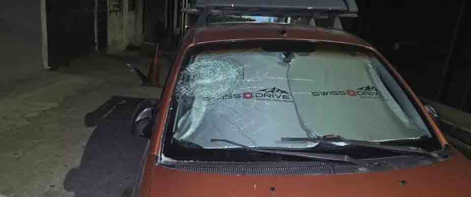 Denuncian a mujer que agarró a pedradas a vehículos estacionados y quebró 10 parabrisas