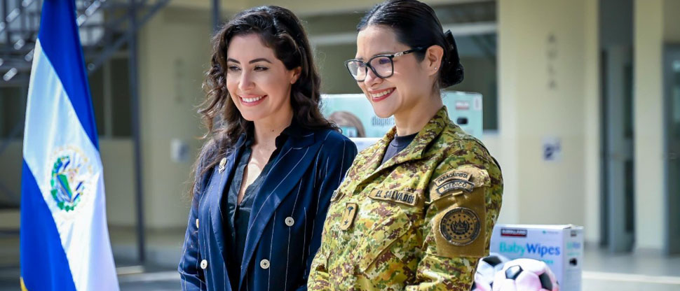 Ministra de Educación recibe simbólico donativo de implementos deportivos
