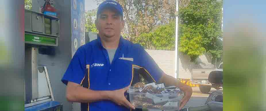 Viralizan el caso de chalateco de emprender cuando trabaja en gasolinera