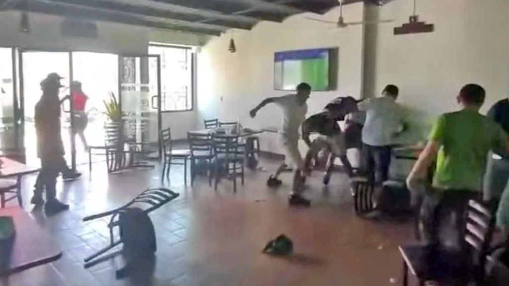 Fanáticos del Barca y el Madrid se van a los golpes al interior de un bar de Estelí, Nicaragua