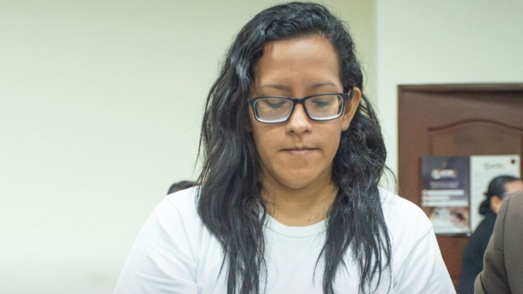 Mandan a prisión a falsa doctora que utilizaba el sello y registro de otra persona