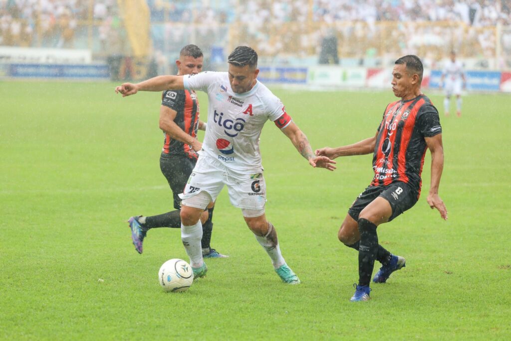 Fito Zelaya reaparece en redes sociales y le recuerda a Águila quien es su «papá»