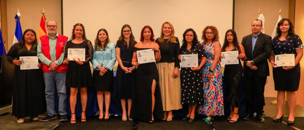 ISDEMU gradúa a 162 mujeres de bachillerato general