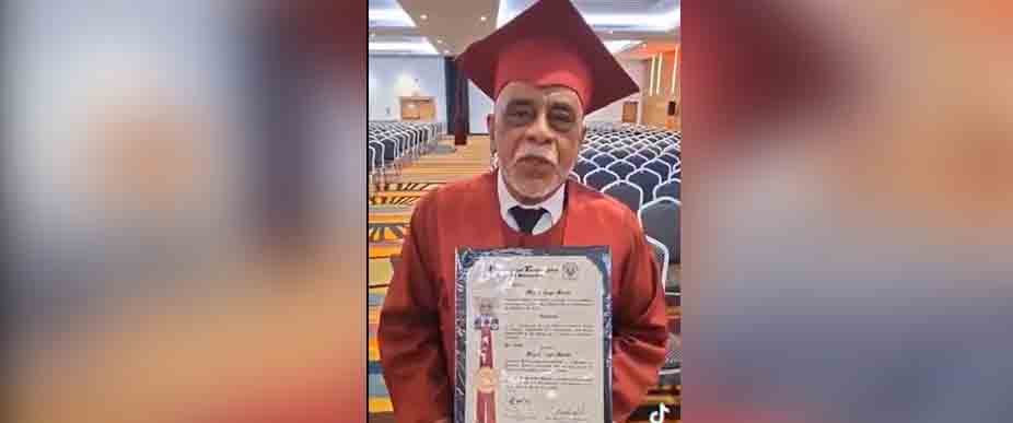 Salvadoreño de 69 años cumple su sueño de graduarse de arquitecto