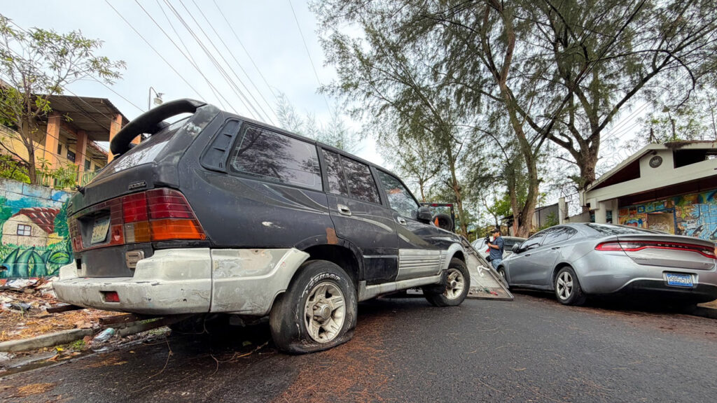 Hacen efectiva orden de retirar vehículos abandonados en colonias de la capital