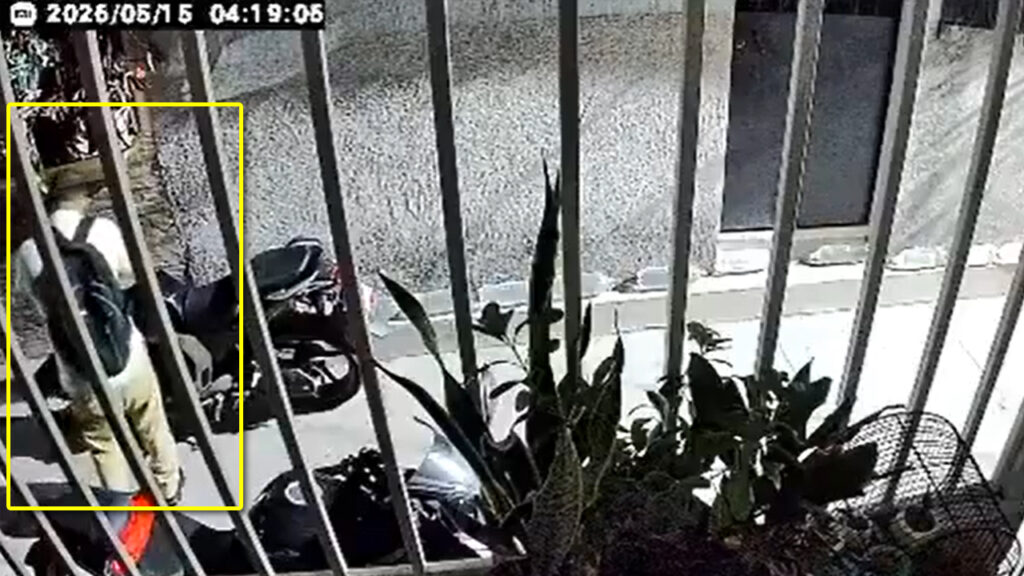 Momento exacto cuando sujeto hurtó un espejo retrovisor de una motocicleta en Soyapango