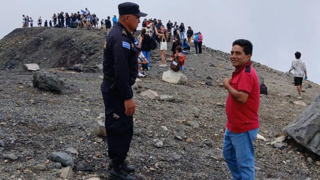 Seguridad garantizada, agentes acompañan a turistas que escalan el volcán Ilamatepec