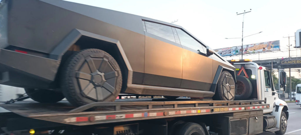Cybertruck es remolcada tras presentar desperfectos mecánicos en San Salvador