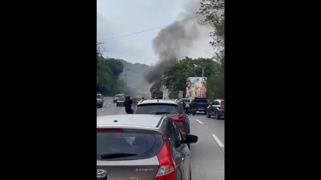 Se incendia camión sobre Carretera al Puerto de La Libertad