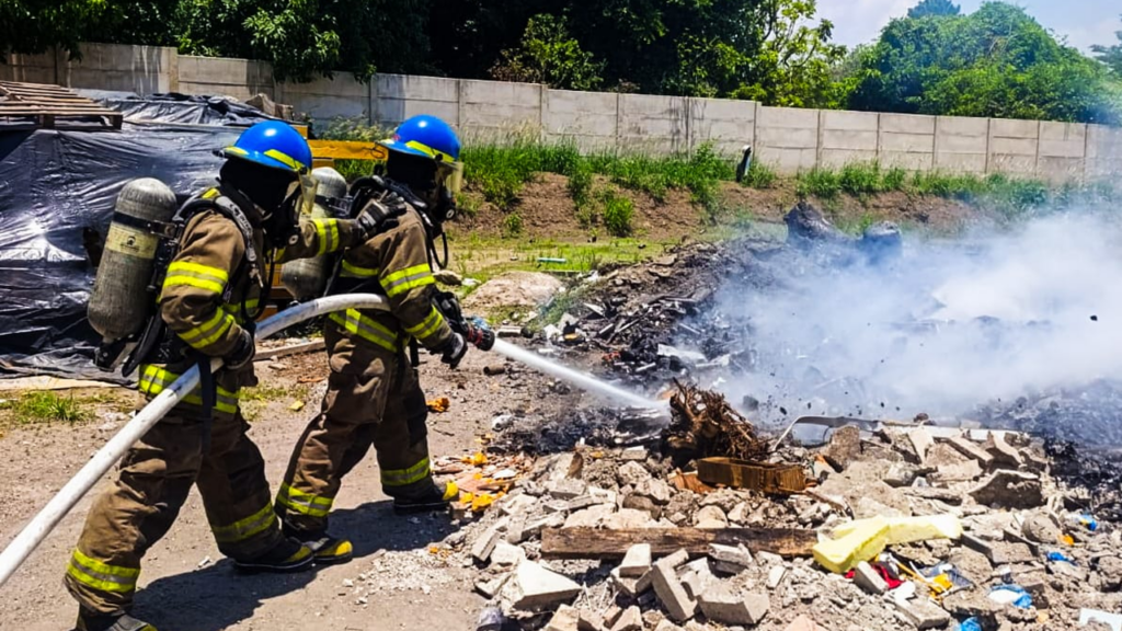 Sofocan incendio en predio baldío que amenazaba con propagarse a viviendas en La Libertad