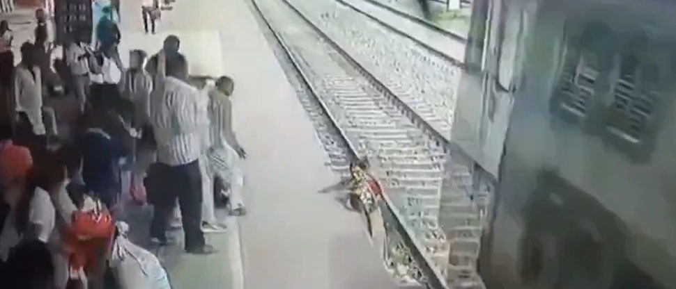 India: impactante: dos mujeres mueren tras ser arrolladas por un tren