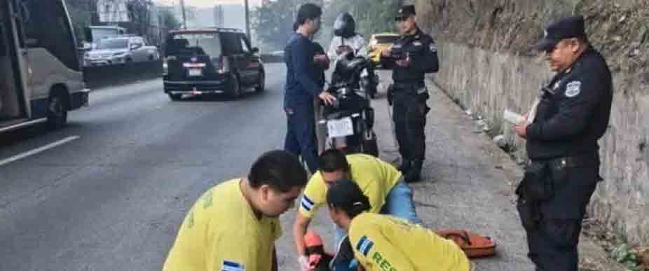 Biker y su acompañante resultan lesionados tras invasión de carril