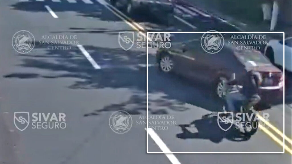Imprudencia provoca aparatoso accidente vial en San Salvador