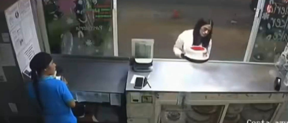 Mujer fue por el pastel para celebrar el día de las madres y se lo llevó sin pagar