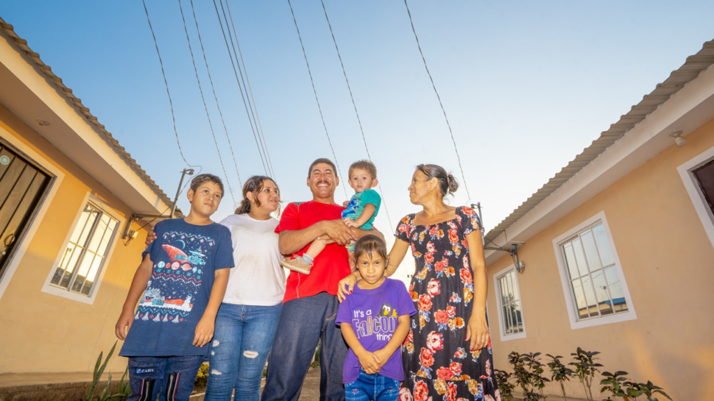 Familias de Ahuachapán reciben las llaves de sus nuevas viviendas