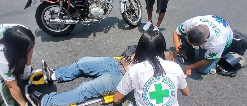 Motociclista resulta con lesiones tras ser impactado por un vehículo en Santa Tecla