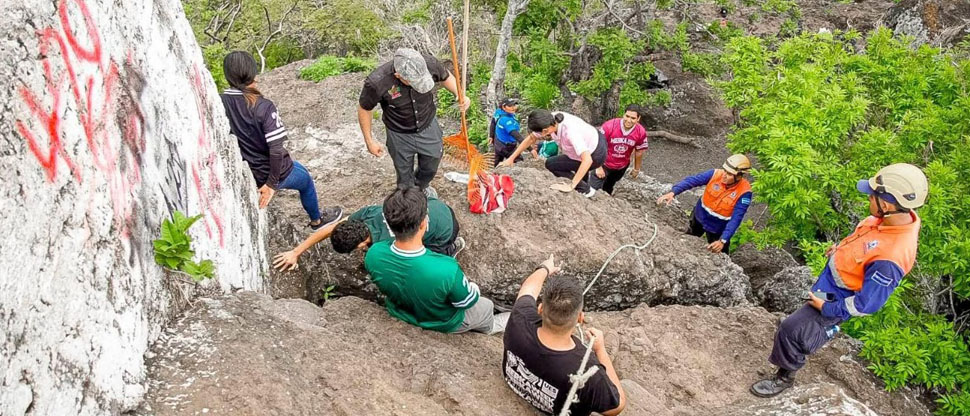 Alcaldía de Santa Ana realiza limpieza de cerro Tecana