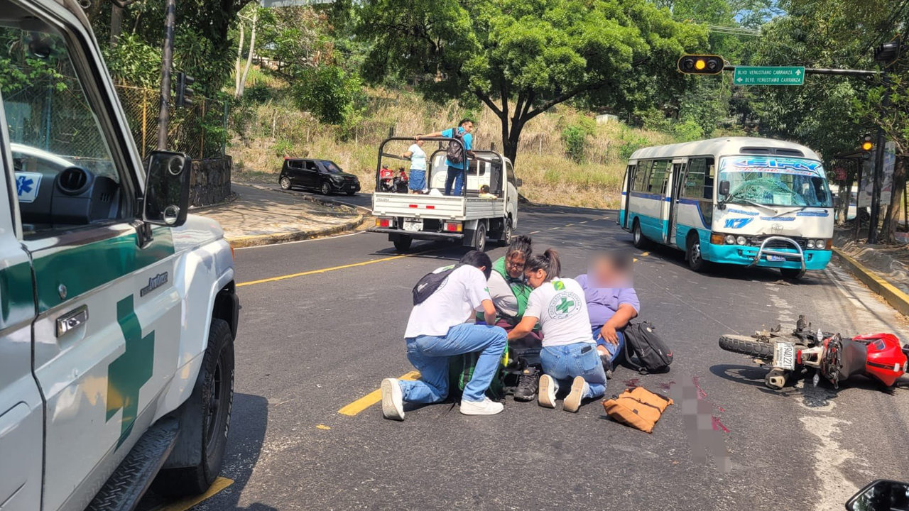 Motociclista se da de frente contra una coaster y resulta con múltiples lesiones
